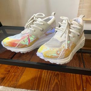 Steve Madden Cliff iridescent sneaker size 6.